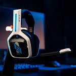 Headset Sem Fio Gamer ASTRO A20 Gen 2, USB, para PlayStation 5/4 PC Mac, Branco/Azul - 939-001877